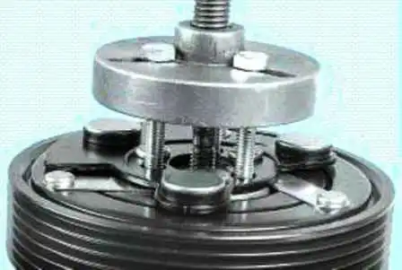 So ersetzen Sie das Riemenscheibenlager und die Kupplung des Lada Largus-Klimakompressors So ersetzen Sie das Riemenscheibenlager und die Kupplung des Lada Largus-Klimakompressors