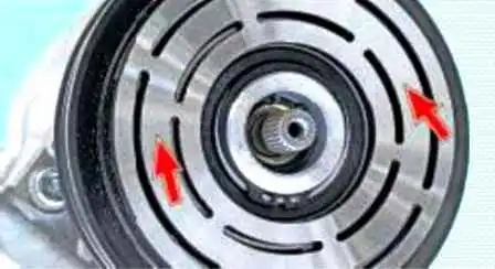 So ersetzen Sie das Riemenscheibenlager und die Kupplung des Lada Largus-Klimakompressors So ersetzen Sie das Riemenscheibenlager und die Kupplung des Lada Largus-Klimakompressors