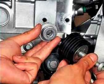 Replacing the timing belt of the K4M engine of the Lada car Largus
