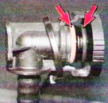 Extracción del riel de combustible del motor K7M