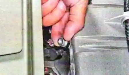 Зняття паливної рампи двигуна К4М