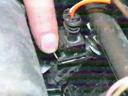 Зняття паливної рампи двигуна К7М