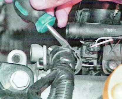 Replacing K7M engine intake pipe gaskets