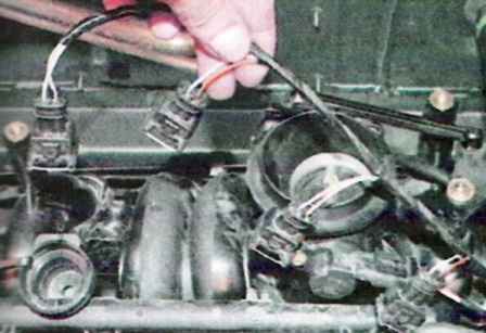 Removing the intake manifold of the K7M engine