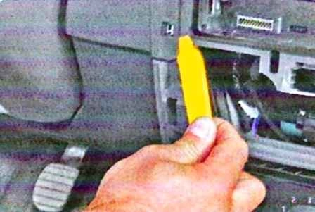 Removing instrument cluster of Lada Largus