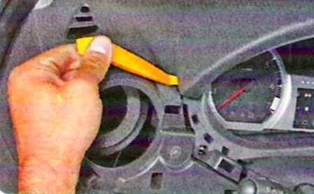 Removing instrument cluster of Lada Largus