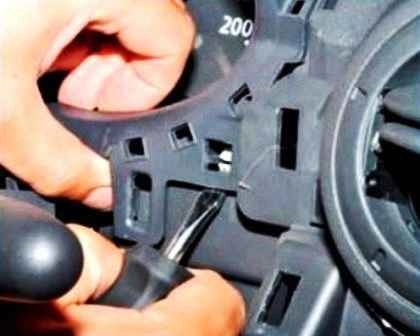 Removing instrument cluster of Lada Largus