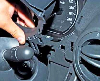 Removing instrument cluster from Lada Largus