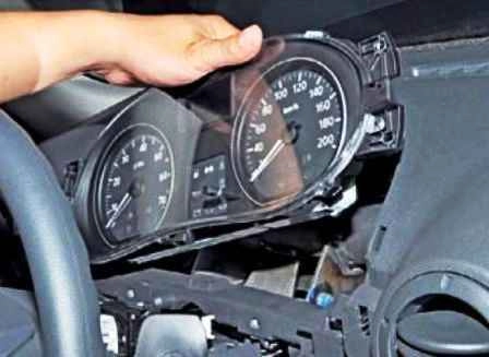 Removing instrument cluster of Lada Largus