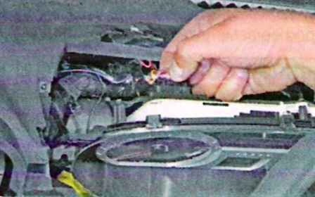 Removing instrument cluster of Lada Largus