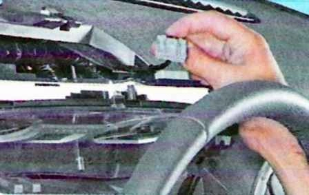 Removing instrument cluster of Lada Largus