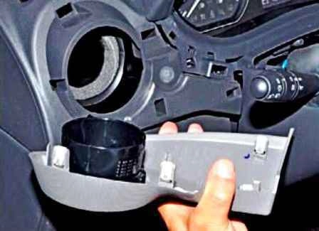 Removing instrument cluster from Lada Largus