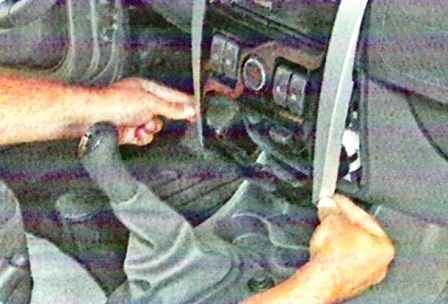 Removing instrument cluster from Lada Largus