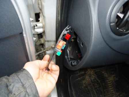 Replacing the fuses of the Lada Largus