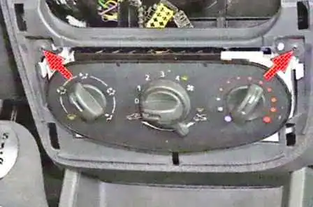 Как снять блок управления отоплением и кондиционированием Лада Ларгус