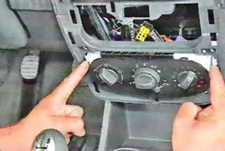 Как снять блок управления отоплением и кондиционированием Лада Ларгус