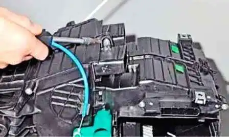 How to remove and clean the Lada Largus air conditioner evaporator How to remove and clean the Lada Largus air conditioner evaporator