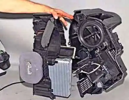How to remove and clean the Lada Largus air conditioner evaporator How to remove and clean the Lada Largus air conditioner evaporator