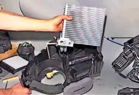 How to remove and clean the Lada Largus air conditioner evaporator How to remove and clean the Lada Largus air conditioner evaporator