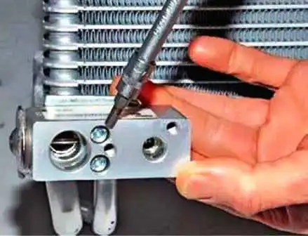 How to remove and clean the Lada Largus air conditioner evaporator How to remove and clean the Lada Largus air conditioner evaporator