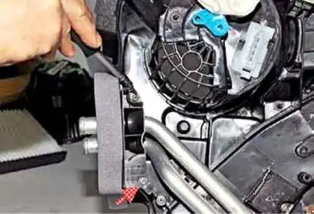 How to remove and clean the Lada Largus air conditioner evaporator How to remove and clean the Lada Largus air conditioner evaporator