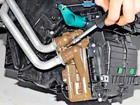 How to remove and clean the Lada Largus air conditioner evaporator How to remove and clean the Lada Largus air conditioner evaporator