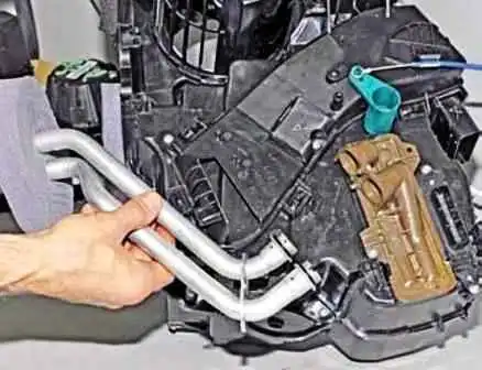 How to remove and clean the Lada Largus air conditioner evaporator How to remove and clean the Lada Largus air conditioner evaporator