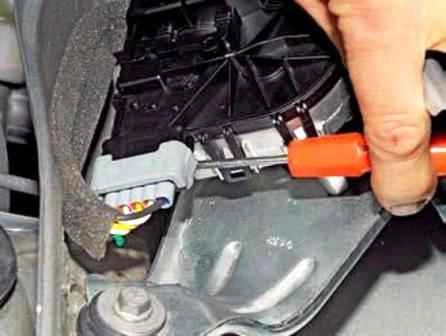 Extracción e instalación de limpiaparabrisas de automóvil Lada Largus