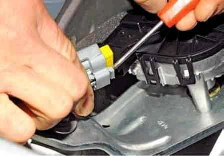 Retirar e instalar limpiaparabrisas en un automóvil Lada Largus