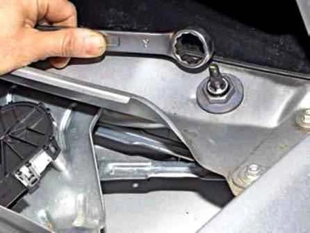 Retirar e instalar limpiaparabrisas en un automóvil Lada Largus