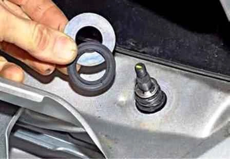 Retirar e instalar limpiaparabrisas en un automóvil Lada Largus