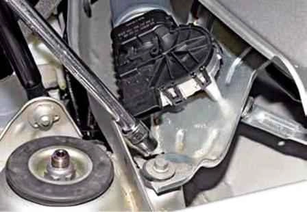 Extracción e instalación de limpiaparabrisas en un automóvil Lada Largus
