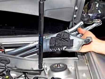 Retirar e instalar limpiaparabrisas en un automóvil Lada Largus