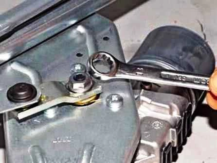 Extracción e instalación de limpiaparabrisas en Lada Largus