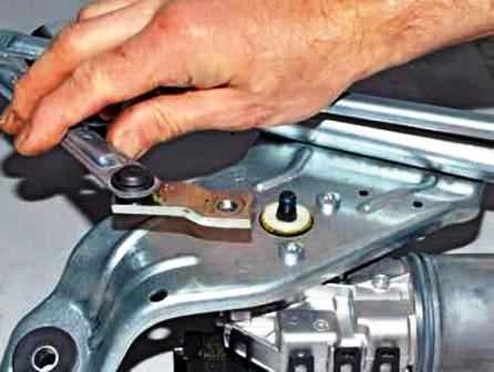 Extracción e instalación de limpiaparabrisas en Lada Largus