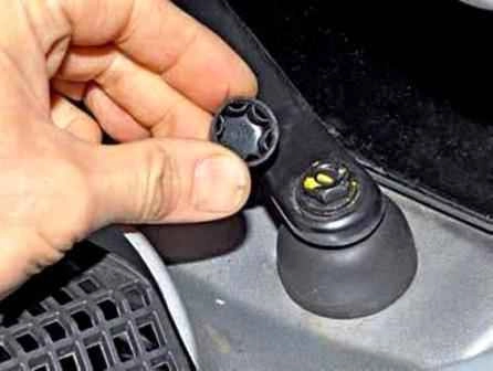 Extracción e instalación de limpiaparabrisas en Lada Largus