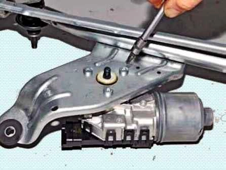 Retirar e instalar limpiaparabrisas en un automóvil Lada Largus