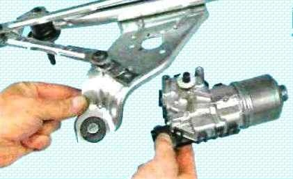 Retirar e instalar limpiaparabrisas de automóvil Lada Largus