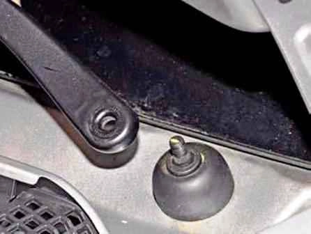 Retirar e instalar limpiaparabrisas en un automóvil Lada Largus