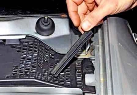 Extracción e instalación de limpiaparabrisas en Lada Largus
