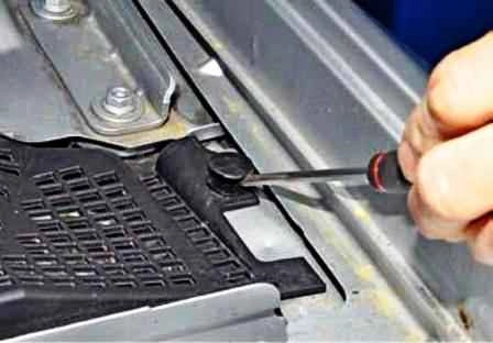 Extracción e instalación de limpiaparabrisas en Lada Largus
