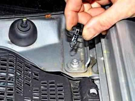 Extracción e instalación de limpiaparabrisas en Lada Largus