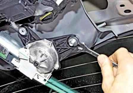 Extracción e instalación de limpiaparabrisas en Lada Largus