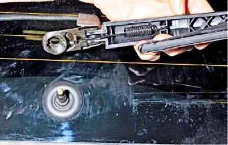 Retirar e instalar limpiaparabrisas en un automóvil Lada Largus