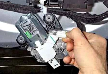 Extracción e instalación de limpiaparabrisas en Lada Largus