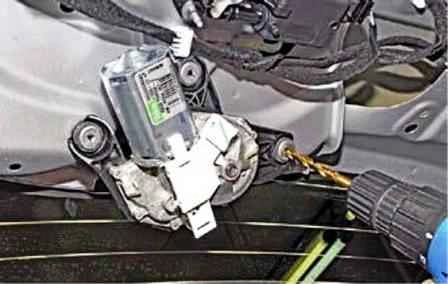 Extracción e instalación de limpiaparabrisas en Lada Largus
