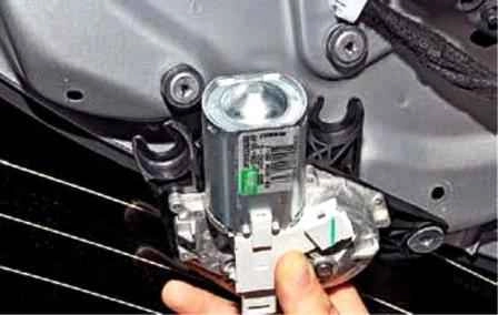 Extracción e instalación de limpiaparabrisas en Lada Largus
