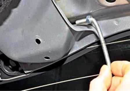 Removing and installing windshield wipers on Lada Largus