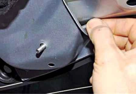 Extracción e instalación de limpiaparabrisas en Lada Largus