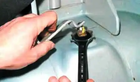 Removing rear shock absorbers of Lada Largus Removing rear shock absorbers of Lada Largus